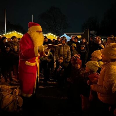 Bild vergrößern: Der Weihnachtsmann zauberte ein Lächeln auf die Kindergesichter