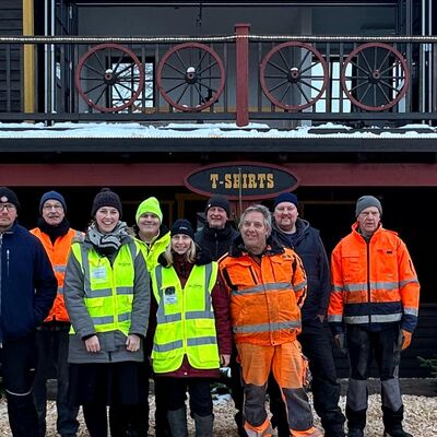 Bild vergrößern: Das Aufbau-Team aus Bauhof und Tourist-Info