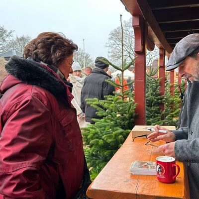 Bild vergrößern: Nicolas König gibt nach seinem Auftritt Autogramme