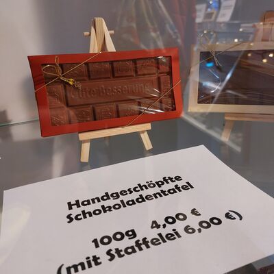 Bild vergrößern: Leckere Pralinen und handgeschöpfte Schokolade