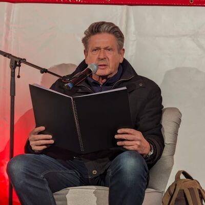 Bild vergrößern: Schauspieler Joshy Peters las am Samstag Abend im Veranstaltungszelt