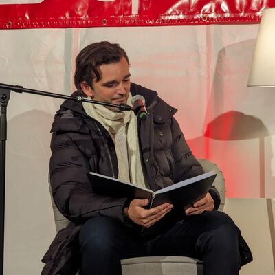 Bild vergrößern: Karl-May-Schauspieler Sascha Hödl während der Lesung auf der Sparkassen-Bühne