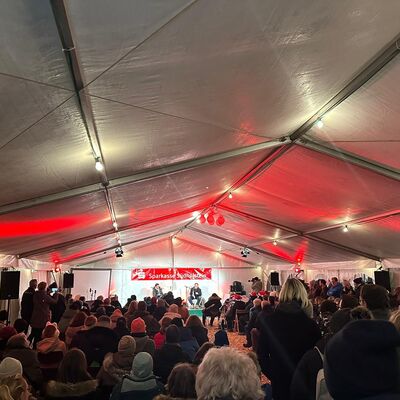 Bild vergrößern: Volles Zelt bei der Lesung von Joshy Peters und Sascha Hödl