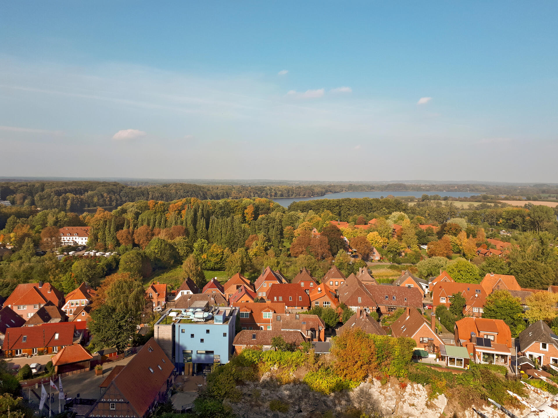Blick vom Kalkberg auf die Altstadt von Bad Segeberg. Im Hintergrund ist der Große Segeberger See zu sehen.