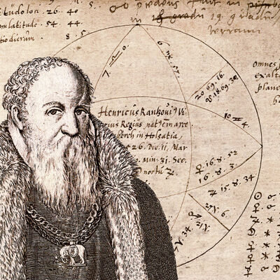 Bild vergr&ouml;&szlig;ern: Portr�t eines Mannes mit langem Bart, Pelzkragen und einer Kette mit Elefantenanh�nger vor einem handgezeichneten astrologischen Diagramm mit lateinischen Texten und Symbolen.
